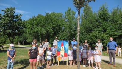 Bild: jzk
Bürgermeister Roman Schäffler (rechts) lobte die kleinen Künstler und ihre Mentoren für das gelungene Outdoor-Atelier auf dem Seeleiten-Spielplatz.