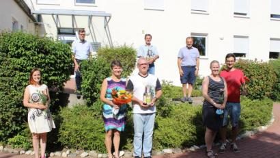 Bild: mma
Es geht weiter - so oder so: vorne von links nach rechts: Susanne Gradl, neu im Team Irmgard und Richard Sellmeyer, scheiden aus Anna-Lena und Andreas Hornauer, neu im Team
Hinten: Martin Melchner, Dekanatsbeauftragter für Ehe und Familie im Dekanat Sulzbach-Hirschau
Hans Bauer, scheidet nach 22 Jahren aus
Christian Irlbacher. neuer Geschäftsführer der KEB Amberg-Sulzbach