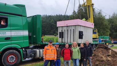 Bild: no
Bei einem Ortstermin in Buchhof überzeugen sich der neugewählte Zweckverbandsvorsitzende Elmar Halk (Dritter von links), Bürgermeisterin Brigitte Bachmann (Dritte von rechts), Wasserwart Peter Kölbel (Zweiter von links) und Georg Pröls (rechts) vom Planungsbüro Seuss vom Baufortschritt.