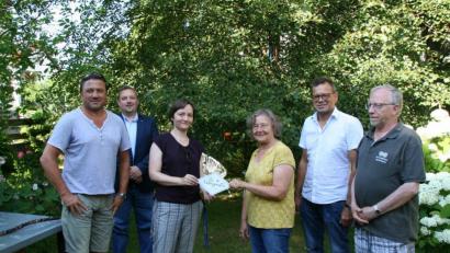 Bild: fpoz
Freuen sich über die Auszeichnung „Naturgarten – Bayern blüht.“ Im Bild: (von links) Stefan Müller, zweiter Bürgermeister Mario Rabenbauer, Kreisfachberaterin Manuela Pappenberger, Juliane Schug, Kreisfachberater Harald Schlöger und Johannes Sippl.