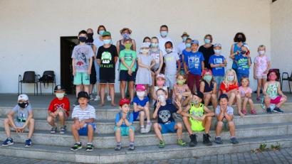 Bild: bsc
Spaß zum Auftakt ins Ferienprogramm der Gemeinde hatten viele Kinder im Erholungsort. Die Unabhängige Freie Wählergemeinschaft (UFW) bot bei einer Tour einen besonderen Märchennachmittag. Oskar und Zita Schuster (hinten, Mitte und rechts) hatten alles vorbereitet.