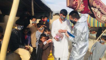 Bild: Shelter Now/exb
Neben Hygiene-Sets zum Schutz vor Corona verteilen Shelter Now-Helfer Lebensmittelpakete in den Flüchtlingslagern in Kurdistan.