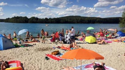 Bild: Gerhard Götz
Baden in Corona-Zeiten: Weil viele Freibäder nur eingeschränkt oder gar nicht geöffnet haben und "Urlaub daheim" angesagt ist, zieht es viele Menschen an den See (im Bild der Murner See). Da werden schnell die Parkplätze knapp.