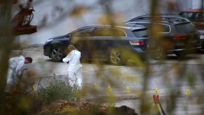 Archivbild: Alexander Auer
Mitarbeiter der Spurensicherung untersuchten das Gelände einer Spedition in Burglengenfeld, nachdem dort Ende vergangenen Oktober die Leiche des Lkw-Fahrers gefunden worden war.