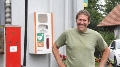 Bild: Gabi Schönberger
Günther Weiß hat gut lachen: Dank eines Defibrillators, wie er seit 2015 auch an der Tankstelle in Neudorf hängt, hat er einen Herzinfarkt mit Kammerflimmern überlebt. Er betont: "Die gesamte Rettungskette hat super funktioniert."
