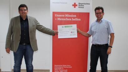 Bild: Sven Lehner, BRK Kreisverband/exb
IGB-Geschäftsführer Harald Schubert übergibt den Scheck über 5.000 Euro an BRK-Kreisgeschäftsführer Holger Schedl (links).