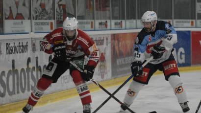 Bild: Archivbild gb
Die Blue Devils planen in der Saisonvorbereitung acht Testspiele. Unter anderem treffen die Weidener auf die Eisbären Regensburg (Szene aus einem früheren Derby mit Barry Noe, rechts, und dem Regensburger Nikola Gajovsky).