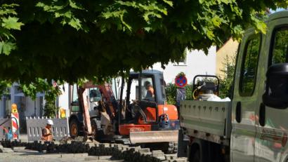 Bild: dob
Die Grundschule sowie die Pfalzgraf-Friedrich-Mittelschule bekommen derzeit einen Glasfaseranschluss, deshalb wird in diesen Bereichen viel gegraben.