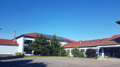 Bild: gi
Das Ozonhallenbad am Schulgelände öffnet am Dienstag endlich wieder seine Pforten.