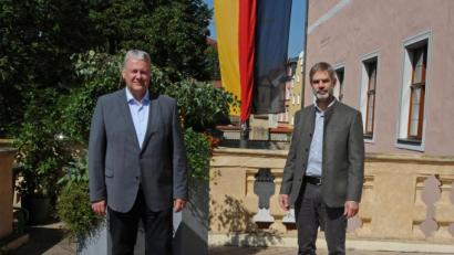 Bild: Christine Hollederer
Corona-bedingt musste der Antrittsbesuch von Hans Mages bei Landrat Richard Reisinger etwas auf sich warten lassen. Die weitgehend terminfreie Zeit nutzte der studierte Forstwirt, um sich bestens in seine neue Aufgabe einzuarbeiten.