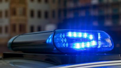 Archivbild: Monika Skolimowska / dpa
Die Polizei sucht einen flüchtigen Lkw-Fahrer, der einen hohen Sachschaden verursacht hat und sich nicht darum kümmerte.