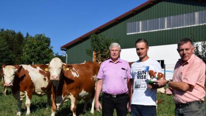 Bild:  Seebauer/exb
Zuchtleiter DThomas Nibler (rechts) übergibt mit Schulleiter Georg Mayer (links) den Ehrenpreis des Rinderzuchtverbandes Oberpfalz an Johannes Uschold aus Rottendorf. Neugierig verfolgen die Kühe auf der Weide die Ehrung.