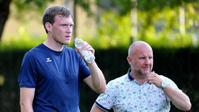 Bild: Werner Franken
Sven Kopp (links) beobachtet zusammen mit SpVgg-SV-Vorsitzenden Michael Kurz das Training. Mit dem Profifußball hat der 25-jährige Defensivspezialist abgeschlossen. Nun will er für seinen alten und neuen Verein SpVgg SV Weiden Gas geben.