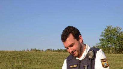 Bild: Polizei Schwandorf
Das Lamm auf den Armen des Polizeibeamten funktionierte schließlich als "Köder".