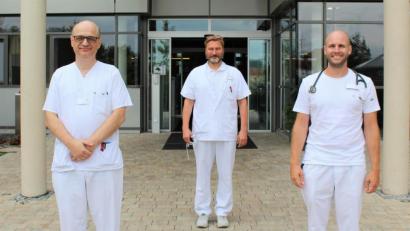 Bild: exb/Ehras
Nach dem Positionswechsel in der Zentralen Patientenaufnahme des St.-Anna-Krankenhauses, von links Thomas Rauner, Dr. Klaus Nester (Ärztlicher Direktor) und der neue ZPA-Oberarzt Dr. Andreas Heil.