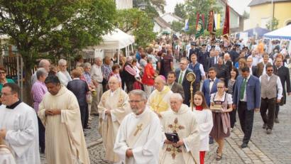 Archivbild: mmj
Ein Bild, das es in diesem Jahr nicht geben wird: Der Kirchenzug hinauf zum Kalvarienberg in Stadlern bietet jährlich am Frauentag ein eindrucksvolles Bild. Wegen der Corona-Pandemie kann dieses Brauchtumsfest nicht wie üblich stattfinden.