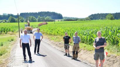 Bild: fjo
Bürgermeister Markus Bauriedl und Bauamtsleiter Christian Meier danken Benedikt Raab, Tobias Baumer und Michael Wenning (von links) für den kurzfristig ermöglichten Vollausbau zu den weit draußen liegenden Anwesen an der Landesgrenze.