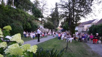 Bild: bey
Christoph Baierl ist bekannt für sein umfangreiches Repertoire. Er streift die 30er Jahre oder lädt musikalisch zum "Griechischen Wein" in "Die kleine Kneipe" ein.