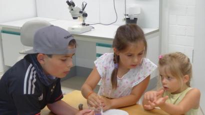 Bild: fsb
Wie bringen wir das Teelicht zum Schwimmen?“, beratschlagen Lukas, Luisa und Lucia.