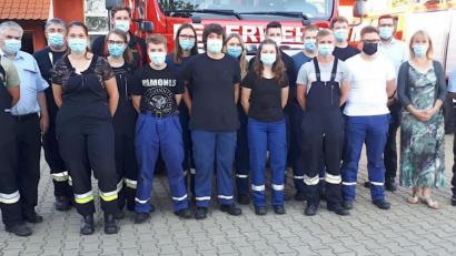 Bild: sis
Gut ausgebildete Nachwuchsleute verstärken die Birgland-Feuerwehren. Das freut (von rechts) Fachkreisbrandmeister Alexander Zeitler, Bürgermeisterin Brigitte Bachmann, Kreisbrandmeister Torsten Jobst und (Zweiter von links) Kreisbrandinspektor Hans Sperber.