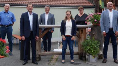 Bild: weu
An der Spitze des Wasserzweckverbandes Nord-Ost-Gruppe stehen weiterhin Vorsitzender Klaus Zeiser (Zweiter von links) und sein Stellvertreter Maximilian Beer (rechts). Sie freuen sich auf die Zusammenarbeit mit der neuen Vorstandschaft. Bürgermeister Martin Birner (Dritter von links) dankte für die geleistete Arbeit.