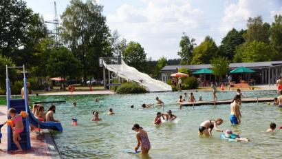 Bild: bkr
Viel zu beobachten hat die Wasseraufsicht, damit die Maximalzahl der Badegäste in den Becken nicht überschritten wird. Hier der Nichtschwimmerbereich
