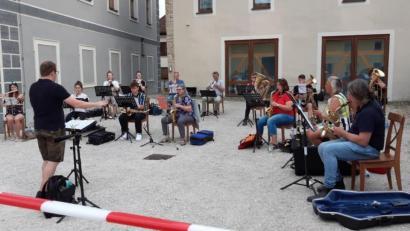 Bild: bö
Proben hinterm Absperrband statt dem großen Auftritt beim Marktfest: Den Aktiven der Blaskapelle St. Ägidius macht es trotzdem Spaß, wieder in der Gemeinschaft zu musizieren.