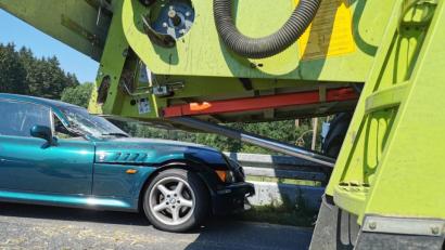 Bild: Polizei Amberg/exb
Zwischen Waldhaus und Köfering ist am Samstag ein Autofahrer frontal mit einem entgegenkommenden Mähdrescher zusammengestoßen.