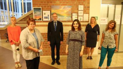 Bild: cog
Die kleine Kostprobe im Erdgeschioss macht neugierig auf die Ausstellung im ersten Stock mit Werken von Claudia Schlosser (links), Thuraya Nahle (Vierte von links) und Ute Büttner (Fünfte von links). Darüber freuen sich Sieglinde Konhäuser (Zweite von links) und Claudia Harris (rechts) von der Kunst- AG sowie Vorstand Klaus Emmerich (Dritter von links).