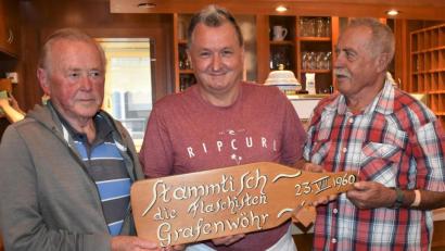Bild: rgr
Vom Stammtisch der "Flaschisten" sind nur wenige übrig. Georg Specht (von links), Andreas Hößl und Werner Arnold blicken auf 60 Jahre zurück..