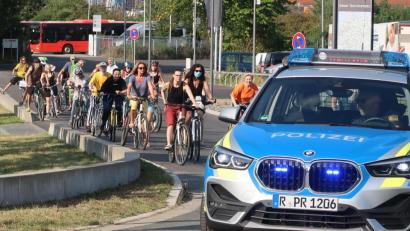 Bild: Kunz
Zwei Polizeistreifen und ein Polizeimotorrad eskortieren die Radler auf ihrem Weg durch die Innenstadt.