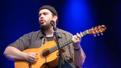 Bild: Wilhelm Amann
Liedermacher und Geschichtenerzähler: Mathias Kellner (35) bei der ersten Palazzo-Song-Nacht.