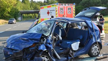 Bild: gf
Bei einem Unfall auf der B 85 ist ein Auerbacher in seinem Auto eingeklemmt worden. Die Feuerwehr musste die Fahrerseite aufschneiden, um ihn zu befreien.