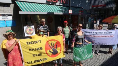Bild: Kunz
Mahnwache in Weiden zur Erinnerung an die Atombombenabwürfe auf Hiroshima und Nagasaki.