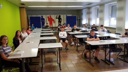 Bild: Sonja Messer/exb
Die 6. Jahrgangsstufe der Wirtschaftsschule Weiden erhält ihre Zeugnisse. Die Schüler des "Modellversuchs" schnitten zum Großteil besser ab.