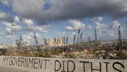 Bild: Hussein Malla/dpa
Die Worte «My Government Did This» («Meine Regierung hat das getan») stehen an einer Mauer am Hafen, Tage nach der schweren Explosion. Chaos und Gewalt zwischen Sicherheitskräften und Demonstranten haben die Spannungen in der libanesischen Hauptstadt nach der verheerenden Explosion im Hafen weiter erhöht.