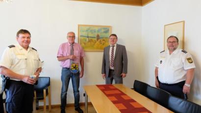 Bild: Stefanie Gradl
Manfred Weiß, der Leiter der Polizeidienststelle Auerbach, und Bürgermeister Hans-Martin Schertl verabschieden Polizeihauptkommissar Arno Schäffler in den Ruhestand und heießen den neuen Leiter der Polizeistation Vilseck, Karl-Heinz Schöpf (von rechts), willkommen.