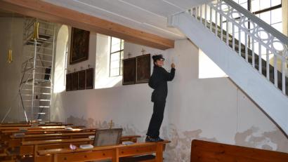 Bild: gi
Umfangreiche Untersuchungen von Rissen und Putzen führte Diplom-Restauratorin Cathrin Limmer aus Regensburg in der Dorfkirche Burgtreswitz durch.