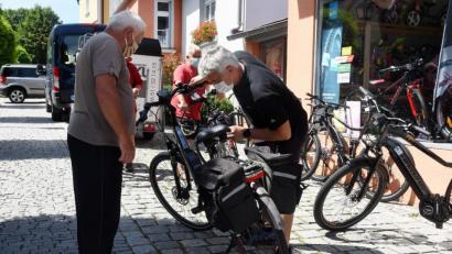 Bild: Gabi Schönberger
Martin Eckl (rechts) hat alle Hände voll zu tun. Neben Verkaufsgesprächen warten zahlreiche kleinere oder größere Reparaturanfragen auf ihn.