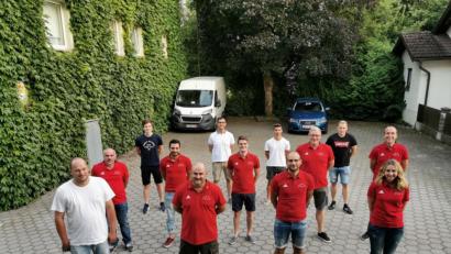 Bild: gz
Zweiter Bürgermeister Thomas Kleber (links) dankt den Bayernfans für die Aktivitäten.