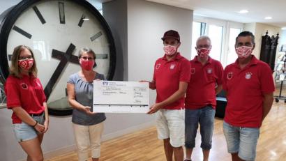 Bild: ral
Das Bild zeigt von links nach rechts Ina Ebner und Lydia Moosburger vom Palliativ-Team (von links) nahmen die Spende von Markus Prifling, Thomas Schleicher und Udo Powering entgegen