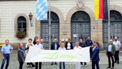 Bild: Förderverein Fichtelgebirge/exb
Bürgermeister Bernhard Schindler (Zweiter von links), Wolfgang Doleschal (links) und weitere Mitglieder des Brandner Orga-Teams sowie Vertreter des Fördervereins Fichtelgebirge übergaben die Fahne an den Wunsiedler Bürgermeister Nicolas Lahovnik (Dritter von rechts) und dessen Stellvertreter, Manfred Söllner, sowie Carolin Kammerer und Alexander Fuchs.