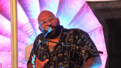 Bild: stg
David Mayonga war am Samstagabend Gast im Innenhof der Weidener Regionalbibliothek. Sein Thema: Rassismus