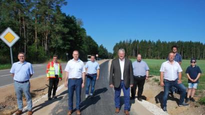 Bild: gsp
Zu einem Ortstermin trafen sich Vertreter der beteiligten Firmen und Ämter, der Gemeinde Ebermannsdorf und des Landkreises, unter ihnen (ab Zweiter von links) Stefan Noll vom Staatlichen Bauamt, Ebermannsdorfs Bürgermeister Erich Meidinger und (Fünfter von links) Landrat Richard Reisinger .