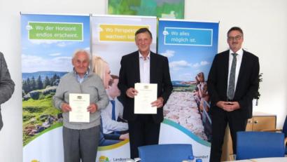 Bild: Hirsch
Landrat Thomas Ebeling, Bürgermeister Hans Prechtl und Vermessungsdirektor Wilfried Knaut ehrten die langjährigen Feldgeschworenen Josef Ettl (Zweiter von links) und Franz Sorgenfrei (Mitte).