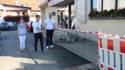 Bild: soj
Bürgermeister Wolfgang Söllner(Mitte) beim Besichtigen der renovierten Straßen, hier in der Dorfmitte, mit Bauamtsleiter Achim Scherm und Katrin Bayer von der Bauverwaltung.