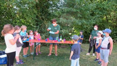 Bild: jzk
Die kleinen Hexen und Zauberer passten genau auf, welche Zutaten ihre Betreuerin Anna Lehner für den Zaubertrank verwendete.