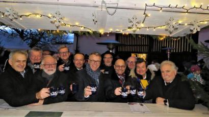 Bild: ubb
Mit einer heißen Tasse Glühwein stießen die Lions-Clubmitglieder und ihre Ehrengäste auf die gelungene Eröffnungsfeier an.