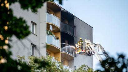 Bild: Vladimír Pryèek
Feuerwehrleute bekämpfen den Brand in einem Hochhaus in Bohumin im Osten Tschechiens. Foto: Vladimír Pryèek/CTK/dpa