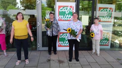 Bild: Dobmeier
Der Verein "Café Mitte" verabschiedet die langjährige Leiterin Elisabeth Heider (Dritte von rechts) in den Ruhestand.